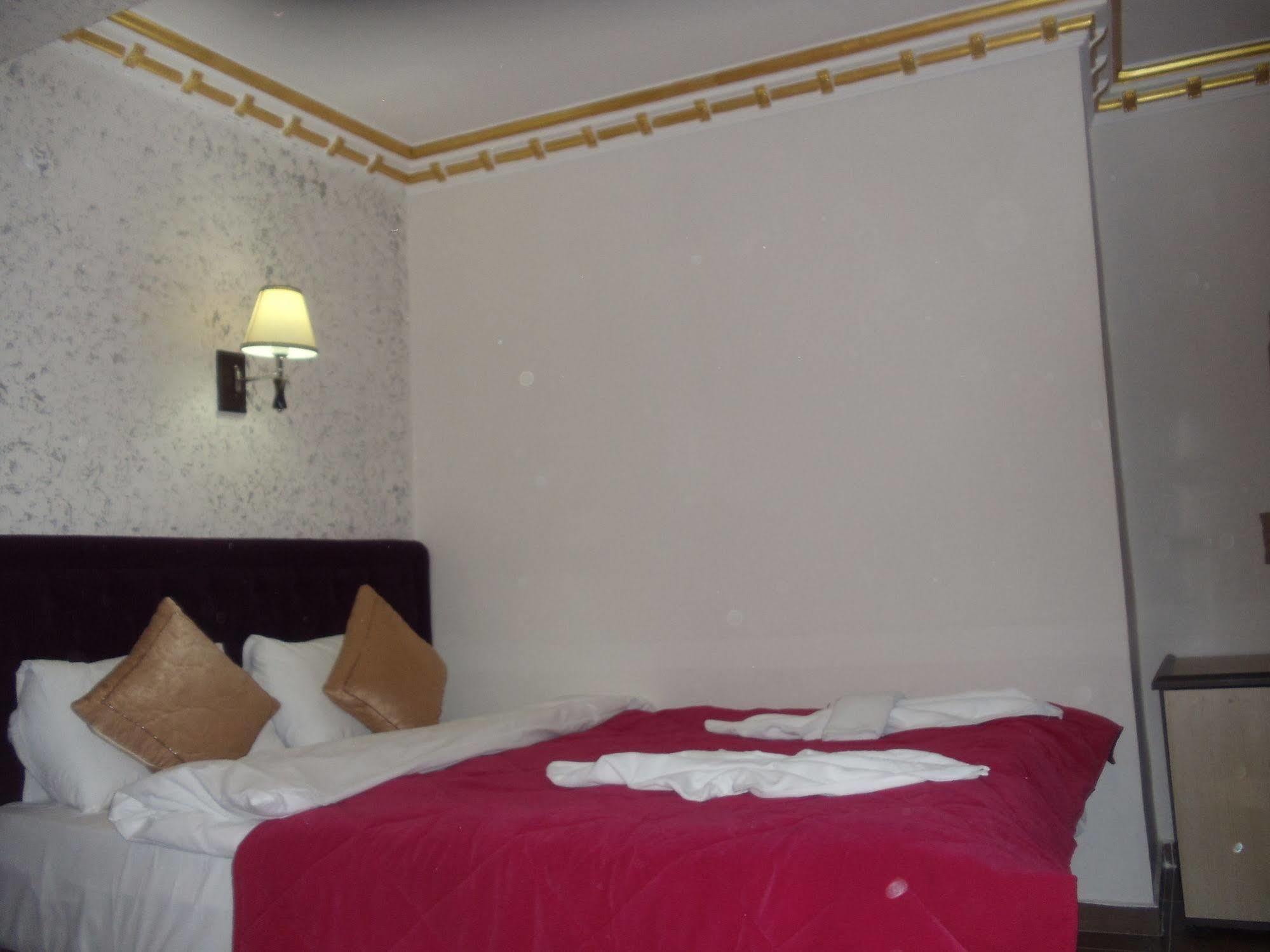 Ares Hotel Istanboel Buitenkant foto